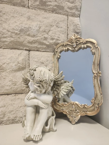 Magnifying wall mirror